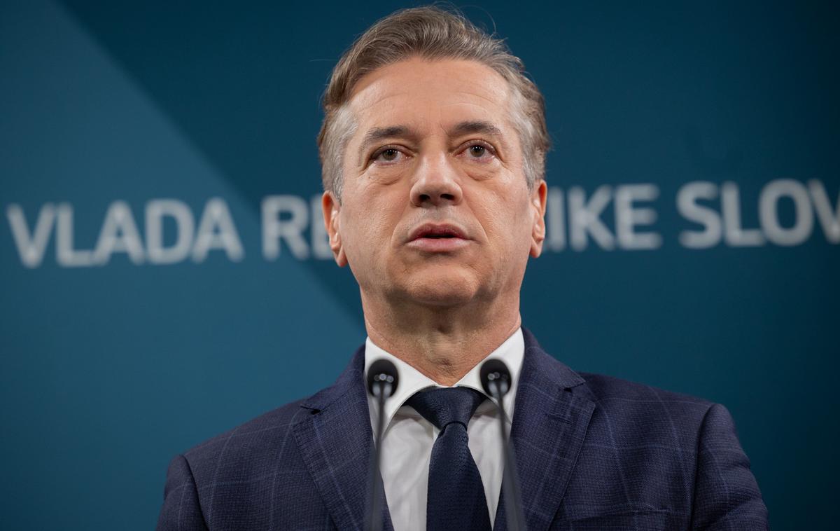 Robert Golob | Vladna ekipa premierja Roberta Goloba je redno tedensko sejo začela z dobro uro zamika, saj so se pred tem o predlaganih ukrepih dopoldne usklajevali še koalicijski partnerji. | Foto Bor Slana/STA