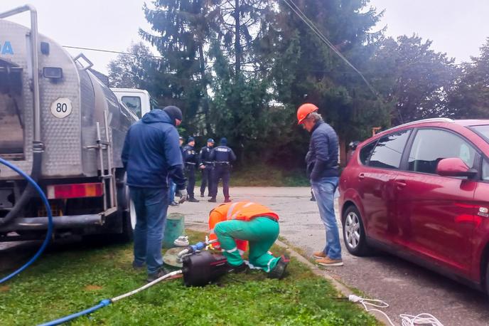vodovodni priključek, romsko naselje | S fotografij, poslanih medijem, je razvidno, da delavci komunalne vzdrževalna dela v Brezju, tako kot v Žabjaku, izvajajo v spremstvu policije. | Foto Komunala Novo mesto