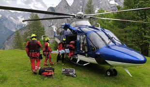 V nedeljo sedem intervencij: na Prisojniku reševali z vitlom, helikopter tudi na Šmarno goro #video