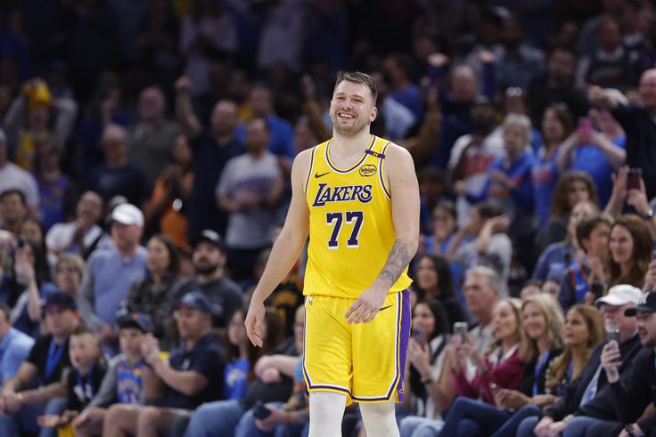 Luka Dončić je nesrečno izključitev v dvorani Paycom Center sprejel z nasmeškom. V tej sezoni je sicer prejel že 14 tehničnih napak. | Foto: Reuters