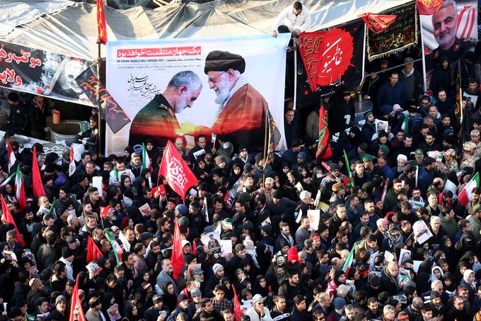 Posmrtne ostanke poveljnika elitnih enot iranske revolucionarne garde al Kuds generala Kasema Solejmanija so v nedeljo prepeljali v Iran. Večstotisočglave množice so se slovesnosti v njegov spomin udeležile v mestih Ahvaz in Mašhad, dogajanje so v živo prenašale tako rekoč vse televizije v državi. | Foto: Reuters