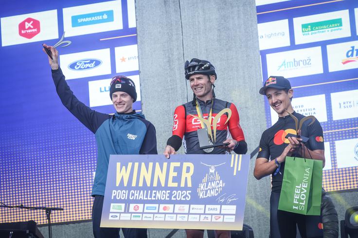 Najboljši trije na dogodku Pogi Challenge (če izvzamemo Pogačarja): Luka Kovačič (3. mesto), Miran Kovačič (2. mesto) in zmagovalec Andrew Feather. | Foto: Ana Kovač