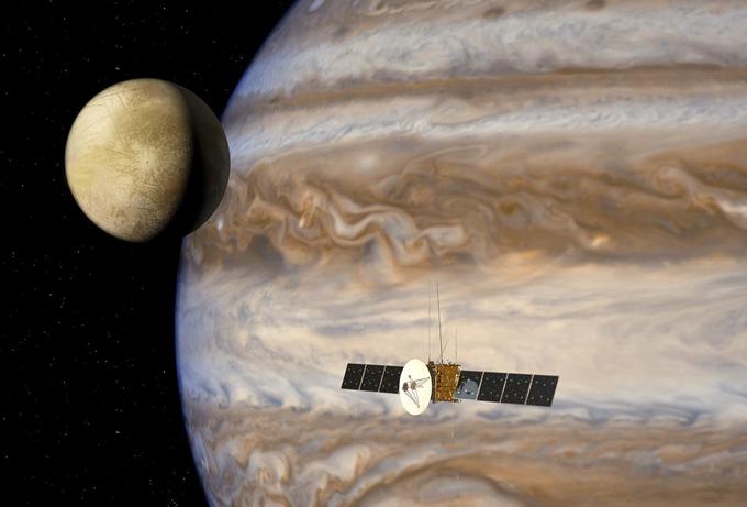 JUICE (Jupiter Icy Moons Explorer) je vesoljsko plovilo, ki bo leta 2022 odrinilo na raziskovanje zaledenelih lun Jupitra, največjega planeta v Osončju. Še posebej ga bodo zanimale lune Ganimed, Kalisto in Evropa – pod površino vseh, zagotovo pa pod površino Evrope, je ocean tekoče vode, so prepričani znanstveniki. Kjer je tekoča voda, pa morda obstajajo tudi sledi (preprostih) življenjskih oblik. | Foto: Reuters