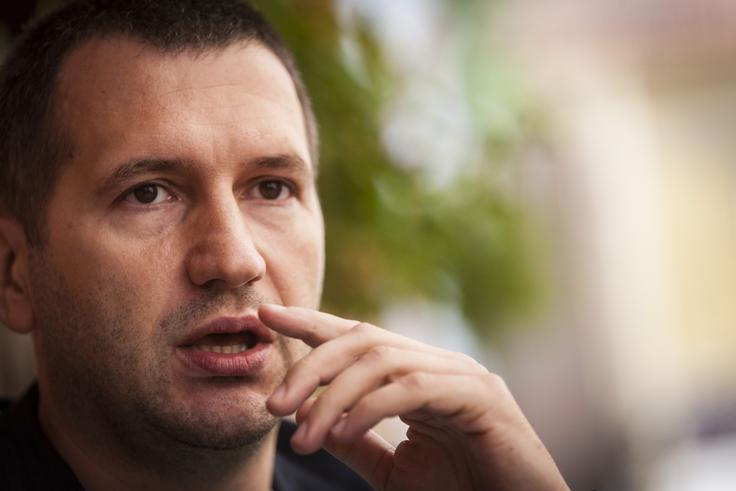 Državljani in državljanke predsednika vlade Marjana Šarca pozivajo, naj razreši kontroverznega državnega sekretarja Damirja Črnčeca. | Foto: Bojan Puhek
