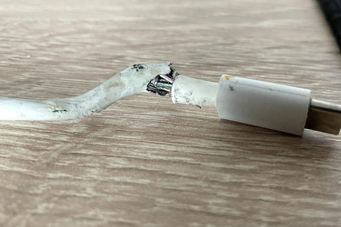 Tole je že kritično stanje, saj je že vidno tako imenovano cvetenje žic. Takšen kabel naj takoj roma v ustrezen koš za smeti oziroma v reciklažo.  | Foto: Matic Tomšič