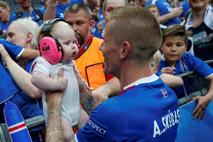Za eno bolj izstopajočih fotografij leta 2016 je poskrbel tudi islandski nogometaš Ari Skulason, ki je na evropskem nogometnem prvenstvu v Franciji po zmagi nad Avstrijo ljubeče stisnil svojega otroka. (Junij 2013) | Foto: Reuters