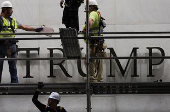 S Kennedyjevega centra v Washingtonu odstranili Trumpovo ime
