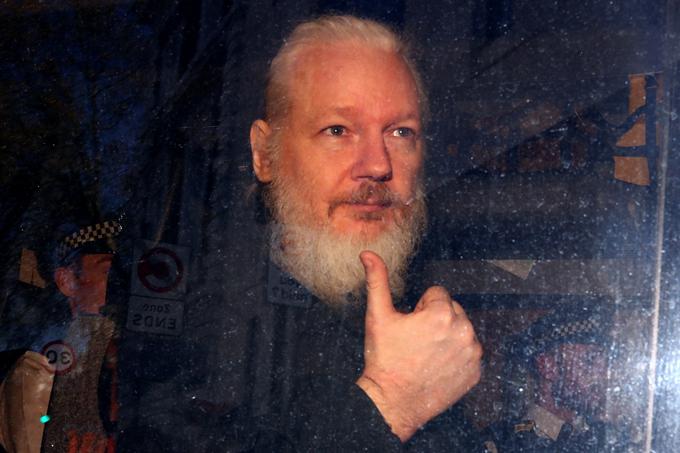 WikiLeaks je s pomočjo pripadnice ameriške vojske Chelsea Manning leta 2010 objavil množico dokumentov o ameriških vojnah v Iraku in Afganistanu. Julian Assange je takrat postal junak borcev za svobodo govora in mednarodno prepoznavna oseba, ZDA pa so proti njemu sprožile pregon. | Foto: Reuters