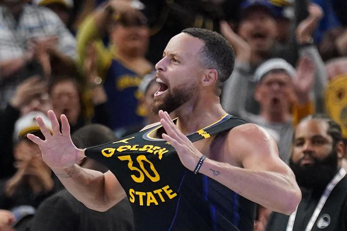 Stephen Curry | Stephen Curry je z metom iz sredine poskrbel za val navdušenja. | Foto Reuters