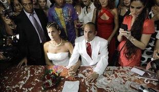 Na Kubi prva poroka geja in transseksualke