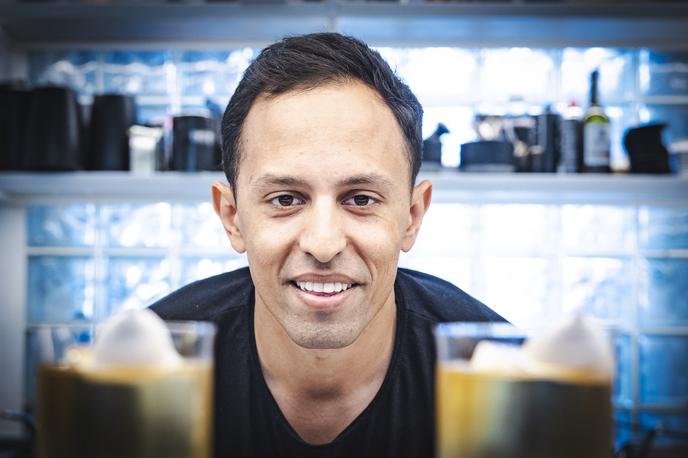 Janez Trelc | Janez Trelc, sommelier in barman v ljubljanskem bistroju Georgie, je pred kratkim slavil dvojno zmago na tekmovanju iz mešanja koktajlov. | Foto Ana Kovač