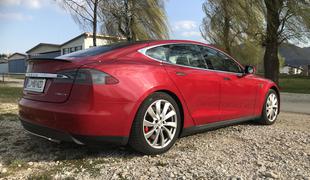 Izguba baterije po 300 tisoč kilometrih? Tesla razkriva podatke.