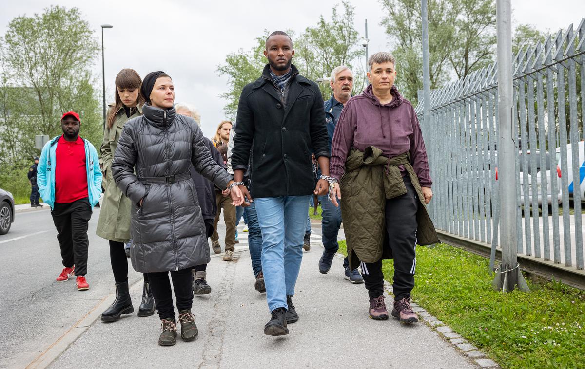 Nataša Sukić | Poslanka Levice Nataša Sukič se je v podporo prosilcema za azil, ki ju čaka vračilo, nanj priklenila. | Foto STA