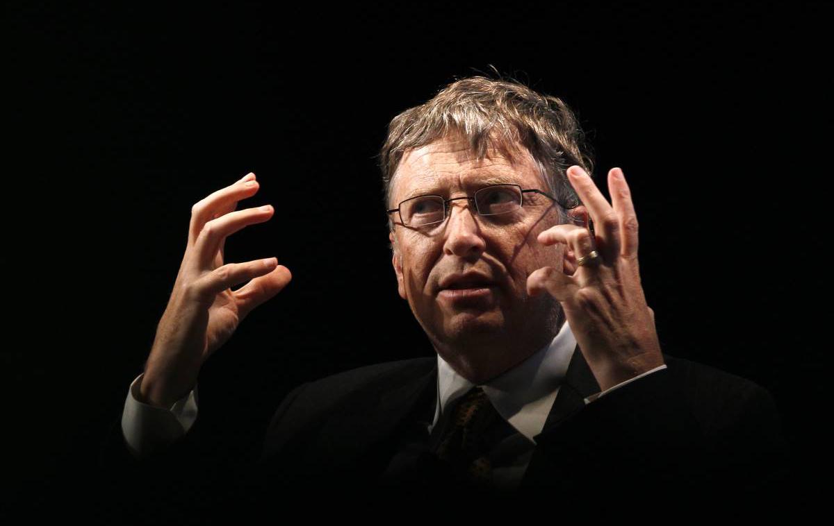 Bill Gates | Bill Gates, ustanovitelj računalniškega podjetja Microsoft in drugi najbogatejši človek na svetu, je prepričan, da bi bilo razmerje moči na trgu pametnih telefonov danes bistveno drugačno, če se mu v prejšnjem desetletju ne bi bilo treba ukvarjati s protimonopolno tožbo zoper Microsoft. Ta je namreč preusmerila njegovo pozornost z razvoja Microsoftovega operacijskega sistema za mobilne telefone, ki bi ga danes – tako meni Gates – namesto Googlovega Androida uporabljali tako rekoč vsi. | Foto Reuters