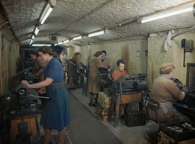 Delavke v tovarni nabojev in tankovskih izstrelkov, 1945 | Foto: Britanski Imperialni vojni muzej (IWM)
