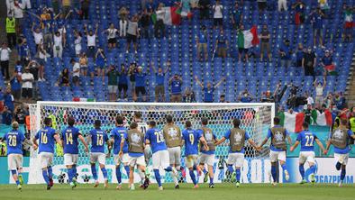 Italijani brez praske, Wales kljub porazu naprej