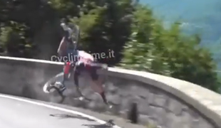 Grozljiv padec: malo je manjkalo in zgodilo bi se lahko najhujše #video