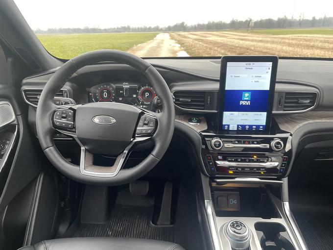 Voznikov prostor ni kaj dosti digitaliziran, izjeme so digitalni merilniki in zaslon na vrhu sredinske konzole. | Foto: Gregor Pavšič