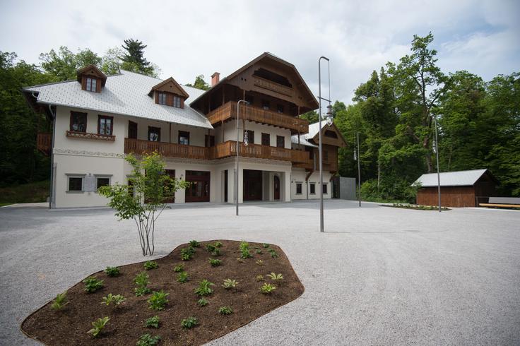 "Med najbolj zaželenimi poročnimi lokacijami je Dvorec Štatenberg na Štajerskem, ki je razprodan za kakšno leto vnaprej. Priljubljeni so tudi Švicarija v Ljubljani, gostišče Iršič in gostilna Rozka na Krvavcu. Popularna sta še Skedenj v Medvodah in Dvor Jezeršek. Poročnih lokacij je pri nas res veliko, zato pari lahko izbirajo od 'low budget' do 'high end' poroke," pravi organizatorka porok Karin Čemažar. | Foto: Anže Petkovšek/Sportida