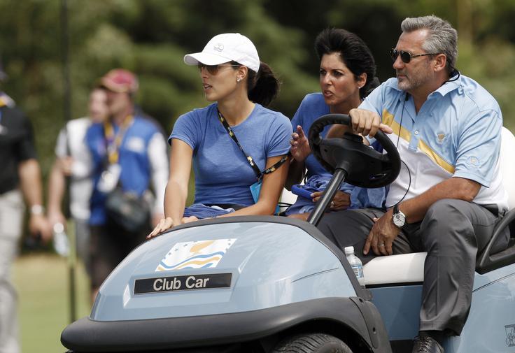 Ana Ivanović leta 2011 v Avstraliji, ko je svojega fanta Adama opazovala med igro golfa. | Foto: Guliverimage