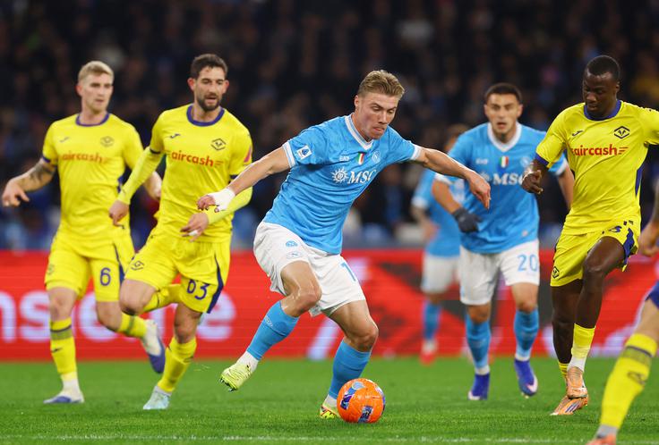 Napoli je le remiziral z Verono. | Foto: Reuters