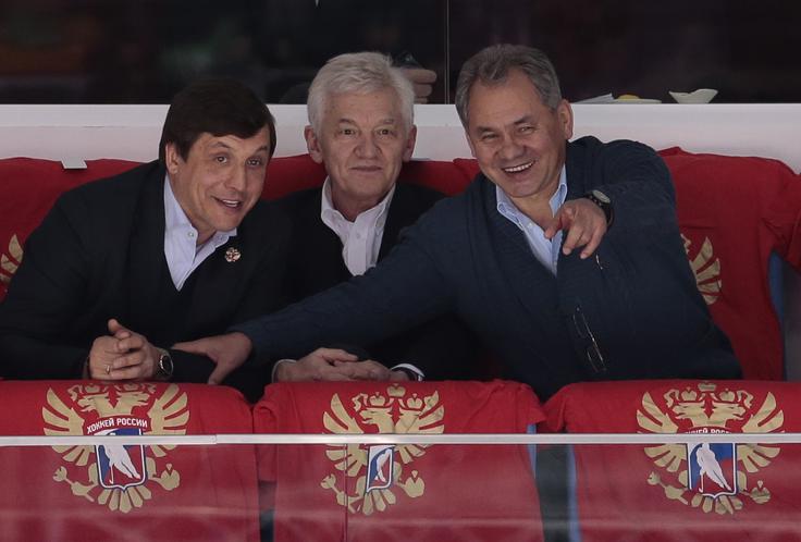 Genadij Timčenko, Putinov dolgoletni prijatelj (na fotografiji v sredini) in milijarder, v družbi obrambnega ministra Sergeja Šojguja. | Foto: Gulliverimage