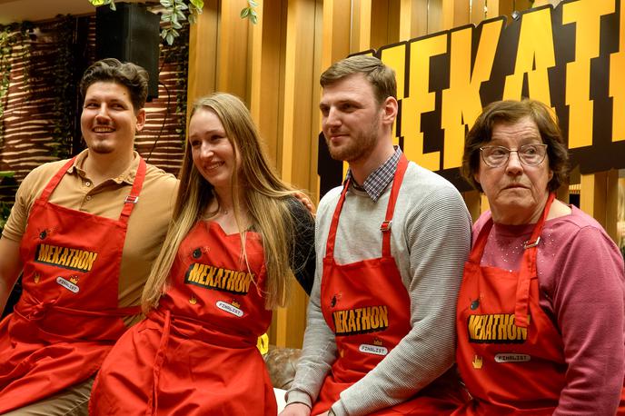 Mekathon, burger, McDonald's | Ustvarjalci štirih absolutnih zmagovalcev, katerih burgerji bodo (vsaj) šest tednov v redni ponudbi vseh restavracij McDonald's v Sloveniji. Od desne proti levi: Meta Marjeta Marko z govejim burgerjem BBQ Bagel, Vid Pajer z ravno tako govejim burgerjem Don Scalleta ter Kaja Gorše s piščančjim izdelkom MekLovin' Crunch in Klemen Bergant s prav tako piščančjim burgerjem McCrispy Chalet. | Foto Liam Toni Šironjič