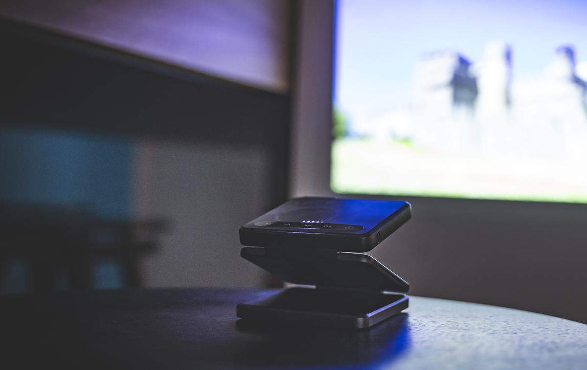 Mini projektor Aurzen ZIP | S prenosnim projektorjem Aurzen ZIP je lahko že vsaka stena primerna za predstavitev večje slike. | Foto Ana Kovač