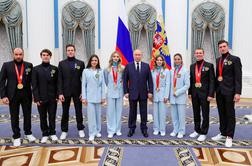 Putin sprejel junake OI in v bran vzel najstnico, ki se je znašla sredi dopinškega škandala