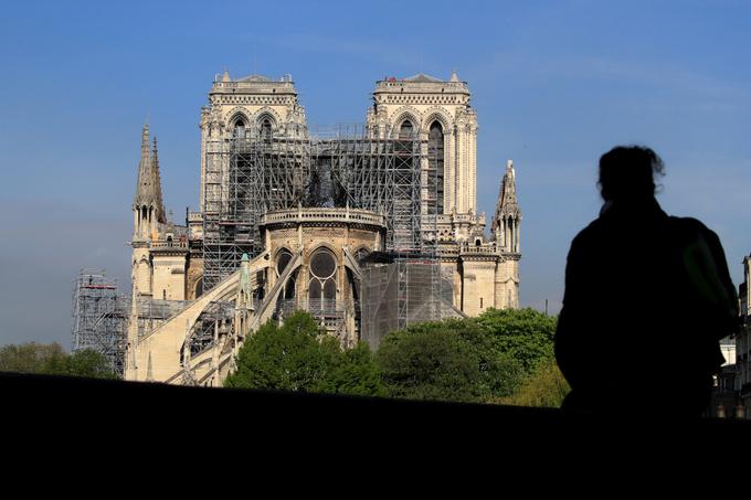 Tudi če jo do zadnjega kamenčka obnovijo najbolj pedantni restavratorji, katedrala Notre-Dame nikoli ne bo več takšna kot prej. Nikjer namreč ni več mogoče dobiti točno takšnega 800 let starega hrastovega lesa, ki je prekrival streho in iz katerega je bil zgrajen podrt zvonik. | Foto: Reuters