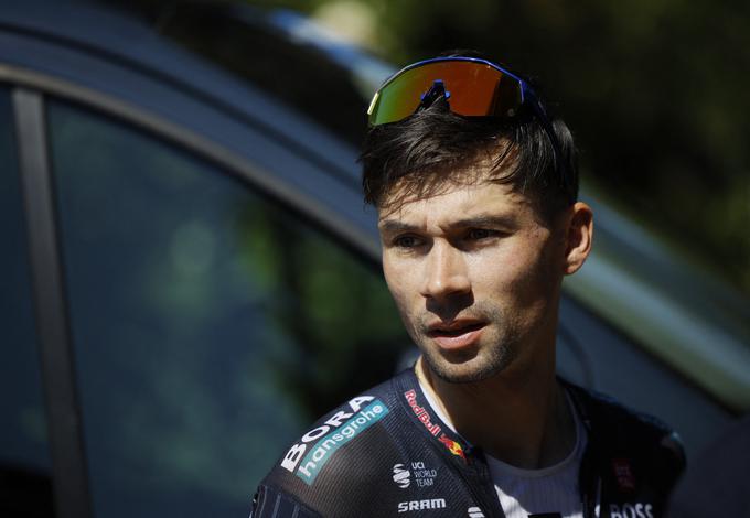 Poškodba Primoža Rogliča je verjetno težje narave, če še ni bil na kolesu po padcu. | Foto: Reuters