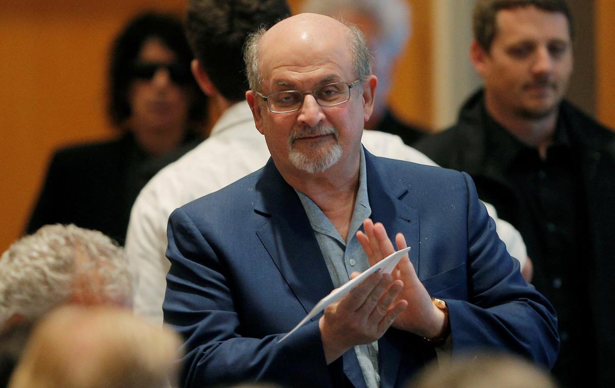 Salman Rushdie | Matar, ki je v soboto stopil pred sodnika, se je prek odvetnika izrekel za nedolžnega. Na zaslišanju je sicer ves čas molčal. Pisatelja naj bi zabodel najmanj desetkrat. | Foto Reuters
