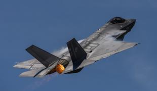 V ZDA strmoglavilo lovsko letalo F-35 #video