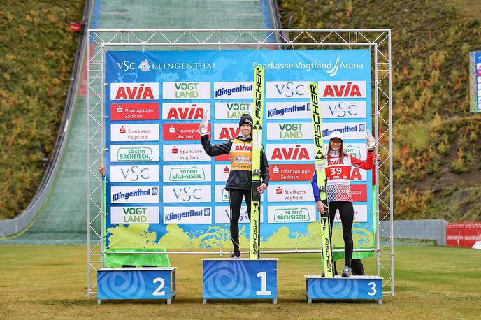 Urša Bogataj | Urša Bogataj je še drugo leto zapored osvojila poletni grand prix. Na zmagovalnem odru manjka drugouvrščena Nika Križnar, ki je v Nemčiji manjkala zaradi poškodbe.  | Foto Sportida