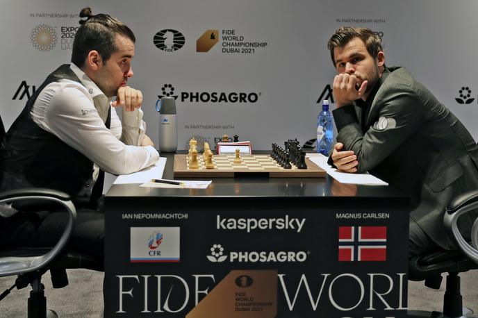 Jan Nepomnjaščij Magnus Carlsen |  Magnus Carlsen in izzivalec Rus Jan Nepomnjaščij sta prvo partijo dvoboja za naslov šahovskega svetovnega prvaka v Dubaju končala z remijem v 45. potezi. | Foto Guliverimage
