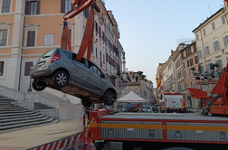 81-letnik z mercedesom zapeljal po Španskih stopnicah