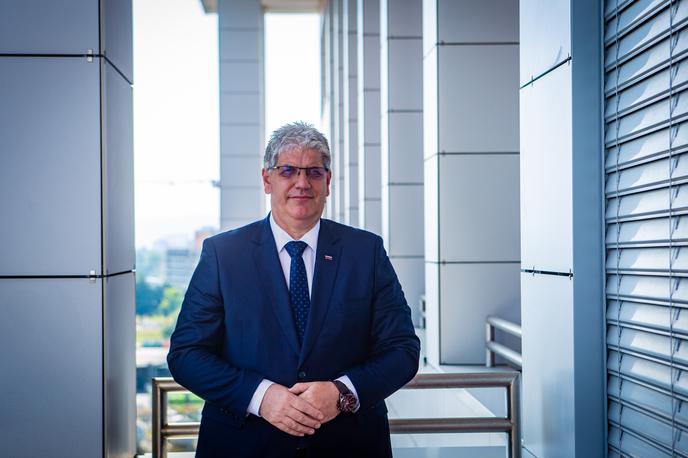 Boštjan Poklukar | Minister za notranje zadeve Boštjan Poklukar vztraja, da je bil postopek javnega naročila izpeljan strokovno in zakonito, na razpis ali izbor pa ni bila podana nobena pritožba ali zahteva za revizijo, zato kot minister nima razloga, da pogodbe ne bi podpisal. | Foto Gaja Hanuna