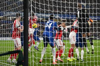 Arsenal, ki čaka že 33 let, do tesne prednosti