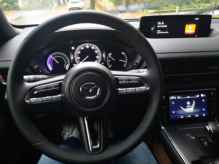 Počutje za volanom je odlično in iz tega vidika je to čistokrvna mazda, enako velja tudi za izbiro materialov. | Foto: Gregor Pavšič
