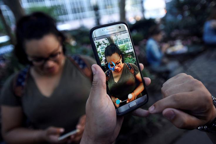 AR (kratica za Augmented Reality) oziroma obogatena resničnost je tehnologija, ki uporabniku omogoča, da s pomočjo kamere na mobilni napravi ali posebnih očal v resničnem okolju vidi virtualne oziroma navidezne elemente. Gre za eno od najbolj perspektivnih tehnologij ta hip, v katero ogromno vlagajo največja podjetja na svetu, med drugim tudi Apple, Microsoft, Google, Facebook. | Foto: Reuters