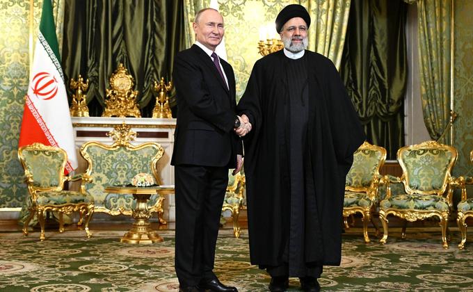 Iran je tesen Putinov zaveznik. Na fotografiji vidimo zdaj že pokojnega iranskega predsednika Ebrahima Raisija na obisku v Kremlju decembra lani. | Foto: Guliverimage