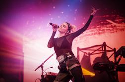 Muskova bivša si je tetovirala obraz, primerja se s slovensko partizanko