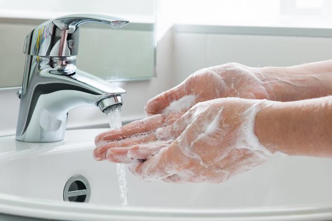 Veliko bolj kot kirurška maska zdrave ljudi pred virusi varuje dosledno in pogosto umivanje rok. | Foto: Thinkstock