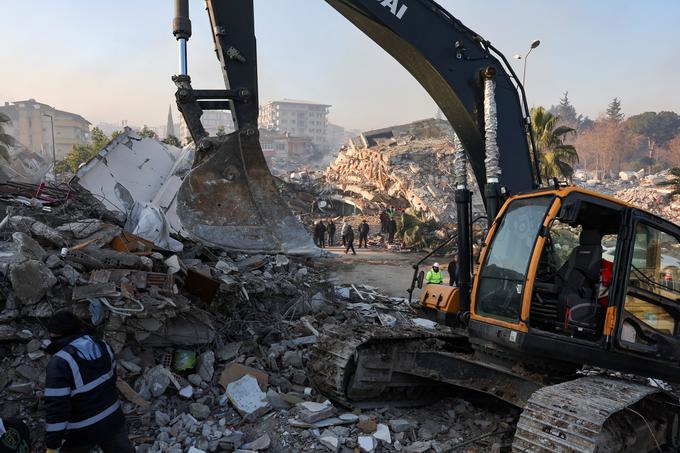 Bager med ruševinami po potresu v Hatayu v Turčiji | Foto: Reuters
