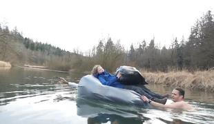 Pri prečkanju ledeno mrzle reke: Ati, jaz bom noter padla! #video