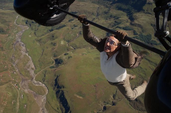 Misija: Nemogoče - Zadnje maščevanje | Pri hitrosti vetra dvesto kilometrov na uro je tudi Tom Cruise zmogel na krilu zdržati le 12 minut, preden bi se zaradi pomanjkanja kisika in izčrpanosti onesvestil. A je večkrat vseeno vztrajal, da snemajo dlje. | Foto Karantanija Cinemas