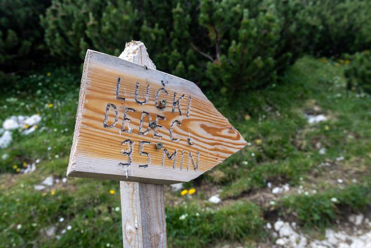 Na sedlu prav pri tej tabli zavijemo na nemarkirano pot. | Foto: Matej Podgoršek