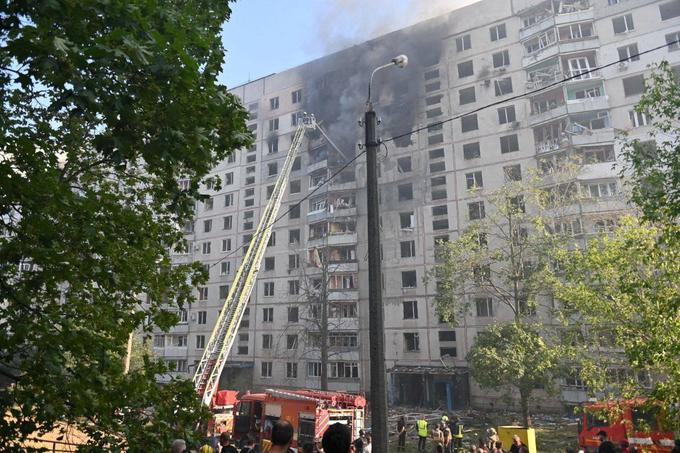 Stanovanjska stolpnica je po napadu zagorela.  | Foto: Reuters