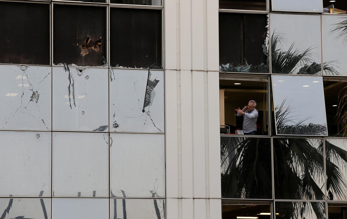Atene. Eksplozija. | Dan po bombnem napadu na grško zasebno televizijo so razmere v Atenah običajne, a v zvezi s tem terorističnim dejanjem ostajajo številna neodgovorjena vprašanja. | Foto Reuters