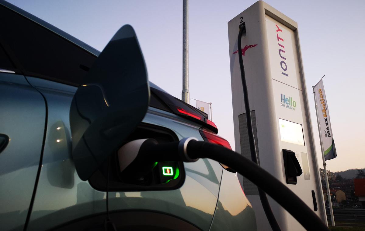 Citroen C4 električna polnilnica |  Električni avtomobil nima izpušne cevi in na cesti v lokalnem okolju ne povzroča neposrednih izpustov, zato pa ti nastajajo ob proizvodnji vozil, izkopavanju rudnin in podobno. | Foto Gregor Pavšič